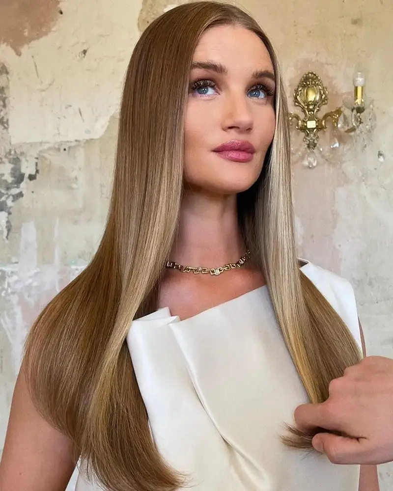 چشم آبی ناز با موهای لخت هایلایت شده